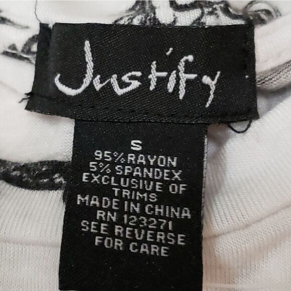 🔺️Justify White & Black Dragon Print Short Sleeve Top Small - Picture 8 of 9